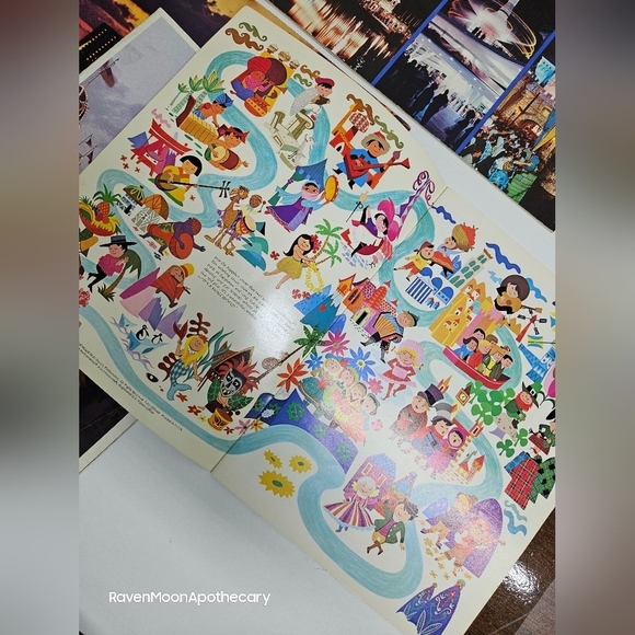 4 Walt Disney World /Disneyland Books - Picture 7 of 9